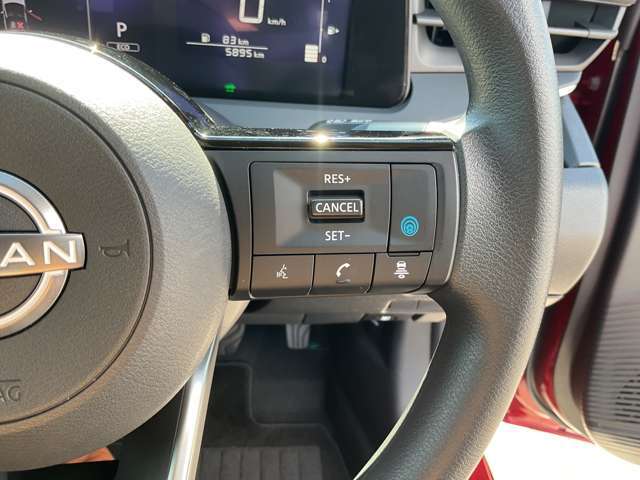 【プロパイロット】同一車線運転支援技術です。高速道路で感じていたあのイライラやストレスが軽減されるので、家族でのロングドライブが、これまで以上に楽しみになります。