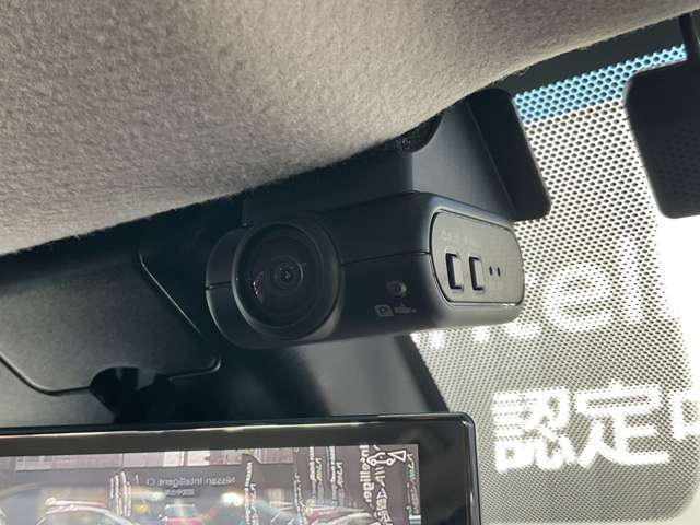 【ドライブレコーダー/車室内】車室内カメラによる車内および車側面の撮影記録が駐車時の安心を高めるとともに、走行中の幅寄せ対策や後方撮影（リヤガラス越し）にも対応しています。