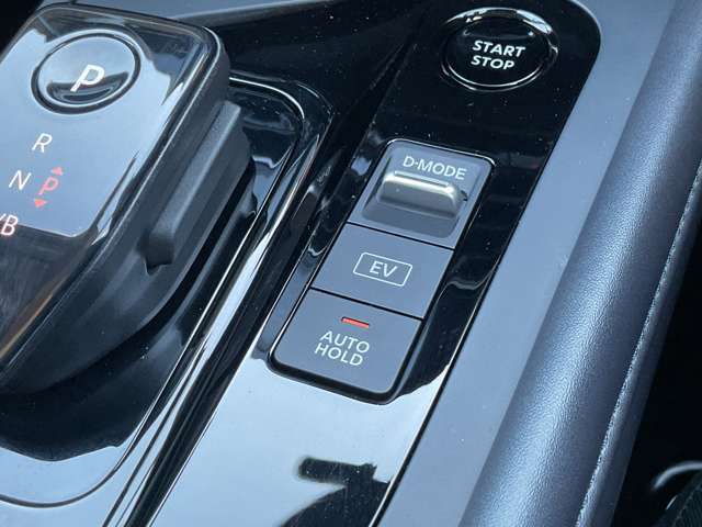 【オートブレーキホールド】ブレーキペダルを踏んで停車すると、ブレーキペダルから足を離してもクルマがブレーキ力を維持！！　踏み続けなくていいから足の疲れを緩和します！！