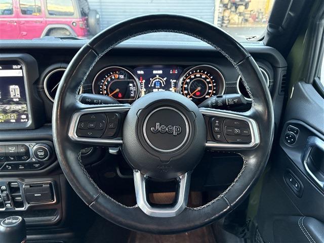 革巻きのステアリングハンドル！JEEPロゴがおしゃれでかわいいです。ハンドルヒーターも装備されております。