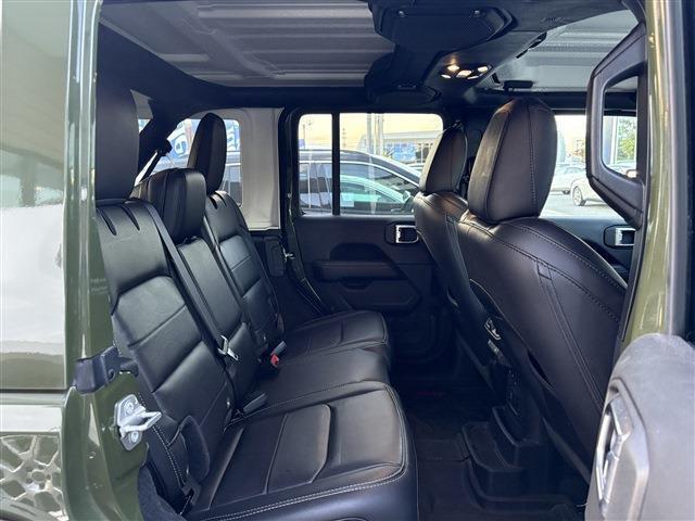 リアシートも広々しており、おくつろぎ頂けます。