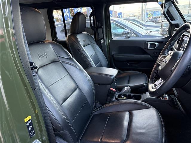 高級感のあるレザーシートです！JEEPのロゴがオシャレ！