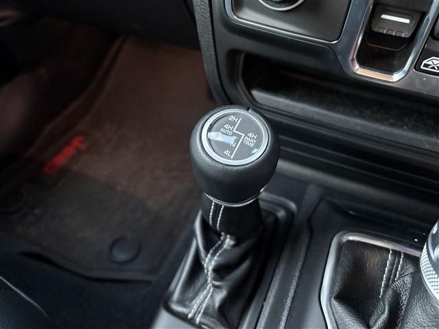 路面状況に合わせて4WDの切り替えが可能です。