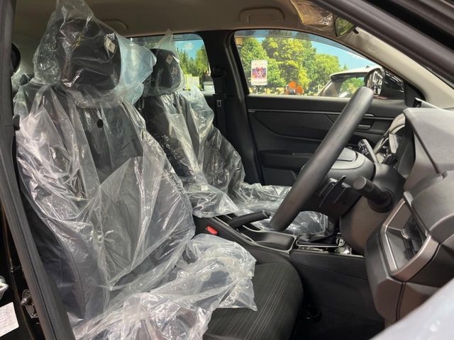 運転席まわりには十分なスペースがあり、大柄な方でもゆったり運転していただける環境です。