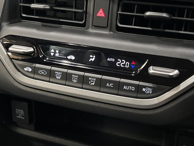 【オートエアコン】一度お好みの温度に設定すれば、車内の温度を検知し風量や温度を自動で調整。暑い…寒い…と何度もスイッチ操作をする必要はありません。快適な車内空間には必須の機能ですね♪