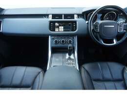 内装色はエボニーで落ち着いた雰囲気の内装です。