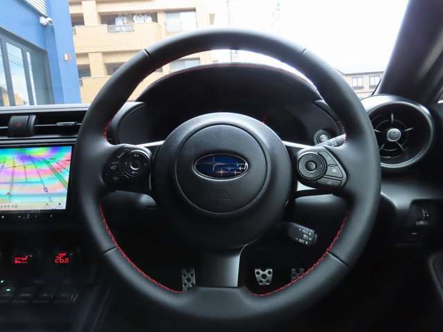 ●本革巻ステアリングホイール（高触感革、レッドステッチ、ダークキャストメタリック加飾付）