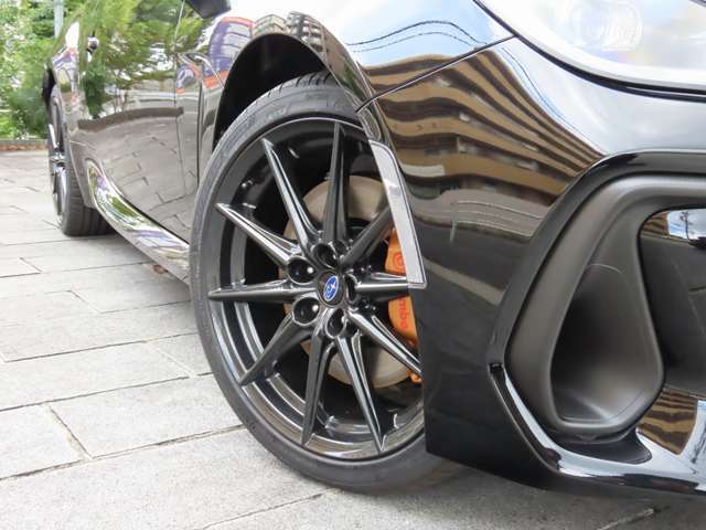 ★既に新車では、受注生産台数の上限に達したので、コチラの○brembo製フロント（17インチ対向4ポット）＆リヤ（17インチ対向2ポット）ベンチレーテッドディスクブレーキ（ゴールドキャリパー）は、取付出来ません。