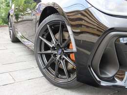 ★既に新車では、受注生産台数の上限に達したので、コチラの○brembo製フロント（17インチ対向4ポット）＆リヤ（17インチ対向2ポット）ベンチレーテッドディスクブレーキ（ゴールドキャリパー）は、取付出来ません。