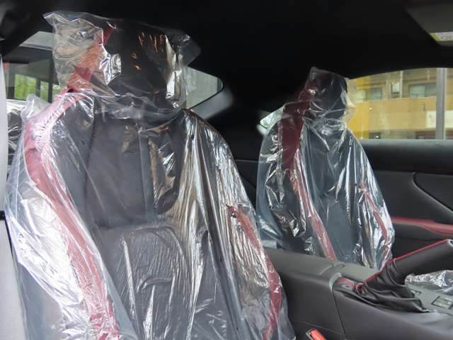 ●ウルトラスエード/本革（ブラック/ボルドー、レッドステッチ＋ブラックアクセント＋STIロゴ入り）●運転席シートヒーター