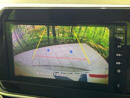 【バックカメラ】駐車時に後方がリアルタイム映像で確認できます。大型商業施設や立体駐車場での駐車時や、夜間のバック時に大活躍！運転スキルに関わらず、今や必須となった装備のひとつです！