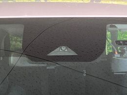 【インテリジェントエマージェンシーブレーキ】フロントカメラで前方の車両や歩行者を検知。衝突しそうな時は衝突被害軽減ブレーキが作動、衝突回避をサポート。より安全にドライブをお楽しみいただけます。