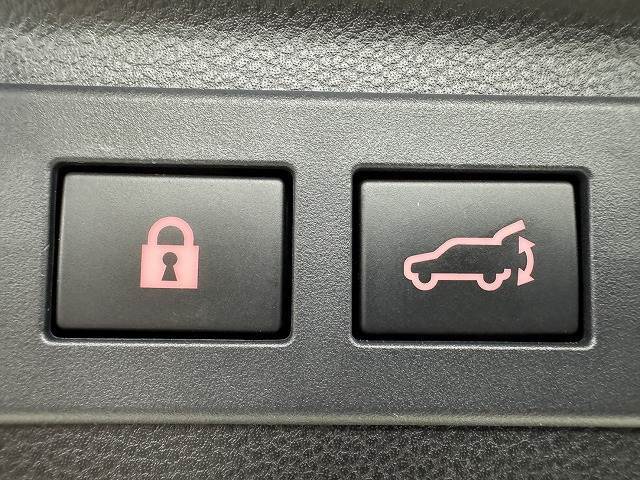 【電動リアゲート】装備しております。両手が塞がた状態からワンタッチでリアゲートを開閉出来る便利なオプションです。