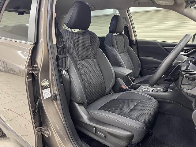 各ブランドのシートカバー取り扱っております、また弊社オリジナルフロアマットもございます。自慢の愛車をアレンジしましょう☆