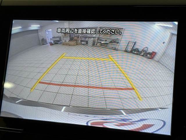 【カラーバックモニター】を装備しております。リアの映像がカラーで映し出されますので日々の駐車も安心安全です。