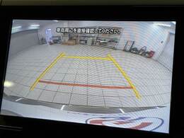 【カラーバックモニター】を装備しております。リアの映像がカラーで映し出されますので日々の駐車も安心安全です。