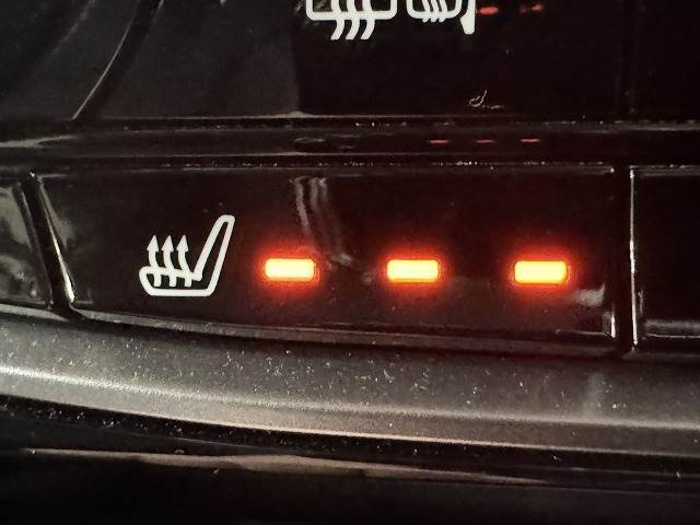 【シートヒーター】冬場にうれしいシートヒーターを装備。シート自体が温まりますので、冬場のドライブをより心地よくお楽みいただけます