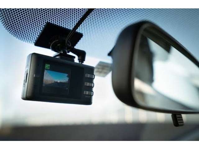 前後ドライブレコーダーは、交通事故やトラブルの証拠を残したり、防犯対策として活用したりできるため推奨しております！