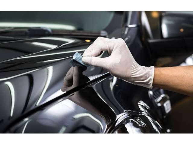 ボディコーティングは、紫外線や酸性雨、黄砂などの外的要因から保護し、色褪せや剥離、水染みを防ぎます！また、輝きや光沢を長期間保ち、汚れの付着を軽減して洗車の手間を省く効果もあります♪