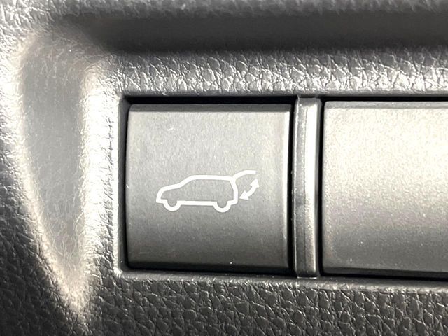 【パワーバックドア】スマートキーや運転席のボタンを押すだけでリアゲートが自動で開閉します！荷物を持っている時や、高い位置にあるバックドアを閉める際に便利な機能です♪