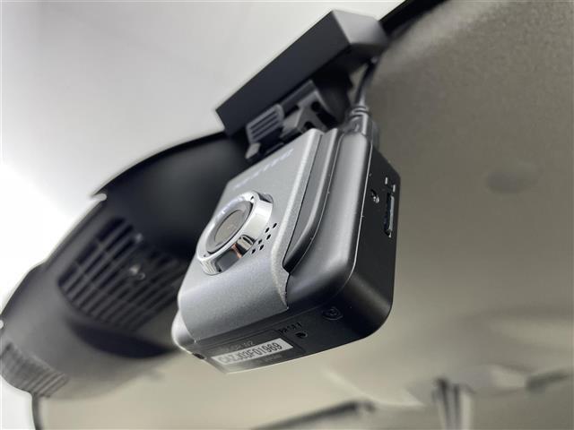 【ETC】有料道路を利用する際に料金所で停止することなく通過できる、ETC車載器（ノンストップ自動料金収受システム機器）が装備されています。セットアップを行うことで利用可能になります。