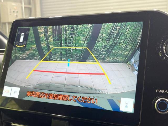 【バックカメラ】駐車時に後方がリアルタイム映像で確認できます。大型商業施設や立体駐車場での駐車時や、夜間のバック時に大活躍！運転スキルに関わらず、今や必須となった装備のひとつです！