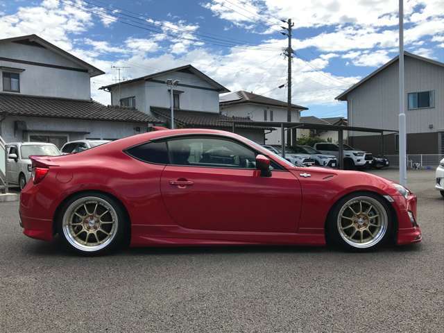 展示車両は、展示前に外装はもちろんの事、内装も隅々まで清掃を行い清潔で快適にご覧いただけるように展示しております☆ご成約時には、外装、内装をチェックして洗車、清掃を行いお客様へ納車いたします。