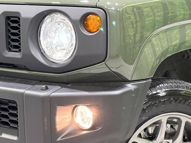 【LEDヘッドライト】悪天候や夜間走行時も良好な視界を確保し安心して運転できる高輝度LEDヘッドライトを装備！点灯速度が早く、消費電力も抑えられています。