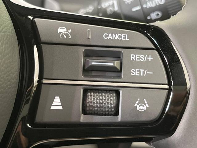 【アダプティブクルーズコントロール】高速道路での長距離走行が楽に！！自動で速度を保つクルーズコントロールが、衝突軽減システムと連携し、前方の車両を感知して車間を保つように速度調節してくれます！！
