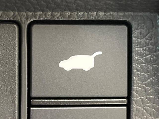 【パワーバックドア】スマートキーや運転席のボタンを押すだけでリアゲートが自動で開閉します！荷物を持っている時や、高い位置にあるバックドアを閉める際に便利な機能です♪