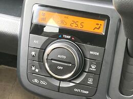 【オートエアコン】一度お好みの温度に設定すれば、車内の温度を検知し風量や温度を自動で調整。暑い…寒い…と何度もスイッチ操作をする必要はありません。快適な車内空間には必須の機能ですね♪
