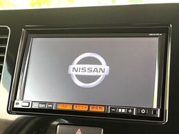 【純正ナビ】人気の純正ナビを装備しております。ナビの使いやすさはもちろん、オーディオ機能も充実！キャンプや旅行はもちろん、通勤や買い物など普段のドライブも楽しくなるはず♪