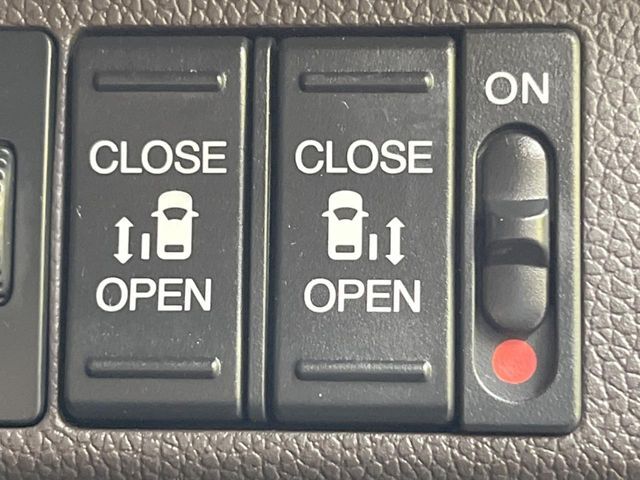 【両側パワースライドドア】スマートキーや運転席のスイッチで後席両側スライドドアの開閉が可能♪電動だから力を入れてドアを開ける必要が無く、小さなお子様でも簡単に開け閉めでき快適です♪