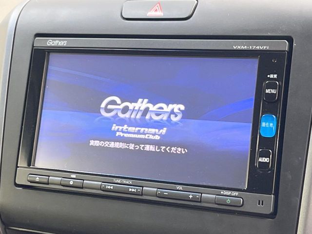 【純正ナビ】人気の純正ナビを装備しております。ナビの使いやすさはもちろん、オーディオ機能も充実！キャンプや旅行はもちろん、通勤や買い物など普段のドライブも楽しくなるはず♪