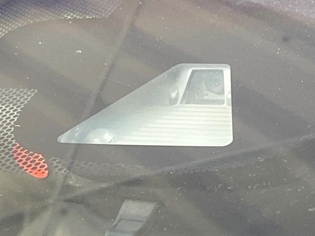 【ホンダセンシング】走行中に前方の車両等を認識し、衝突しそうな時は警報とブレーキで衝突回避と被害軽減をアシスト。より安全にドライブをお楽しみいただけます。
