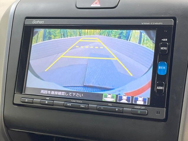 【バックカメラ】駐車時に後方がリアルタイム映像で確認できます。大型商業施設や立体駐車場での駐車時や、夜間のバック時に大活躍！運転スキルに関わらず、今や必須となった装備のひとつです！