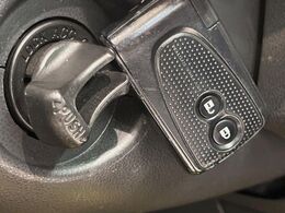 【キーフリーシステム】カバンやポケットに入れたままでもドアの施錠・解錠が可能なスマートキーを装備。エンジンのオン・オフ時もカギを取り出す必要が無いからとっても便利です♪