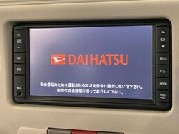 【純正ナビ】人気の純正ナビを装備しております。ナビの使いやすさはもちろん、オーディオ機能も充実！キャンプや旅行はもちろん、通勤や買い物など普段のドライブも楽しくなるはず♪