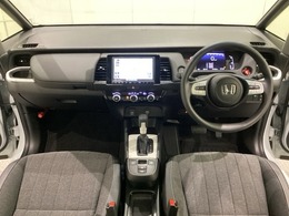 車内は光触媒抗菌消臭施工済です。インパネ周りはスタイリッシュなデザインです。グローブボックスやカップホルダーのほかにトレーなどたくさんの収納スペースが付いています。