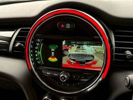 【バックカメラ】装備。後方確認に役立ち、楽々駐車やバックをしていただけます。