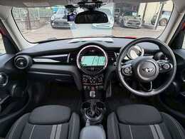 MINIならではのコックピット！！高級感があり、かつシンプルなデザインが飽きがこないとご好評いただいております。スイッチ一つ一つにも「こだわり」とセンスを感じます。