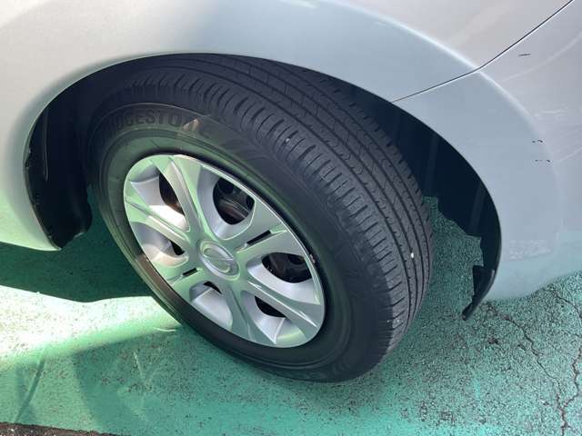 タイヤサイズは185/70R14でタイヤの溝も十分にあります。
