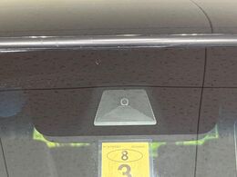 【ホンダセンシング】走行中に前方の車両等を認識し、衝突しそうな時は警報とブレーキで衝突回避と被害軽減をアシスト。より安全にドライブをお楽しみいただけます。