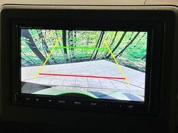 【バックカメラ】駐車時に後方がリアルタイム映像で確認できます。大型商業施設や立体駐車場での駐車時や、夜間のバック時に大活躍！運転スキルに関わらず、今や必須となった装備のひとつです！