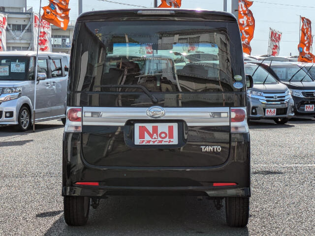 「当社のこだわり」入庫後のお車は選任スタッフによる細部清掃を実施しております。足回り、エンジンルーム、室内、室外を隅々まで綺麗にしております。展示車はキレイです。全国配送も可能ですのでご相談下さい！