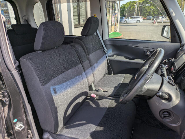 【当店のこだわり】入庫後のお車は選任スタッフによる細部清掃を実施しております。足回り、エンジンルーム、室内、室外を隅々まで綺麗にしております。展示車はピカピカです。全国配送も可能ですのでご相談下さい！