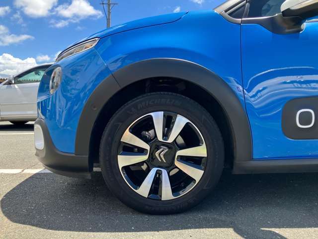 純正ホイールが装着されております。車両デザインともマッチした、バランスの良いホイールです。