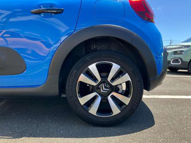 純正ホイールが装着されております。車両デザインともマッチした、バランスの良いホイールです。