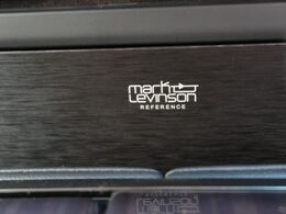 【マークレビンソンサウンドシステム】メーカーオプションの高品位サウンドシステムを搭載。専用のチューニングが施された大小様々なスピーカーから良質なサウンドが奏でられ、臨場感あふれる音響空間を演出します。