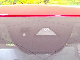 【スマートブレーキサポート】走行中に前方の車両等を認識し、衝突しそうな時は警報とブレーキで衝突回避と被害軽減をアシスト。より安全にドライブをお楽しみいただけます。